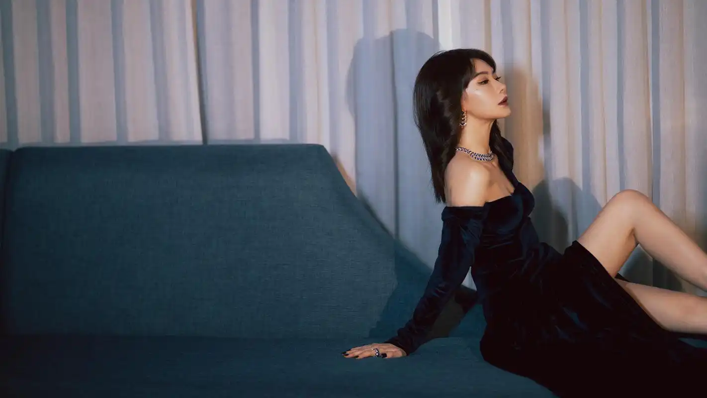 戚薇性感迷人写真桌面壁纸