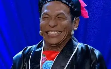 上蹿下跳,龇牙咧嘴哈哈笑,动作姿态十分夸张,颇有几分装疯卖傻的样子