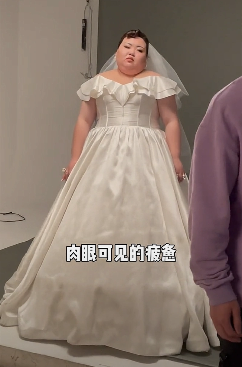 204斤大萌与老公拍婚纱照!连换三套衣服仍显壮硕,男方高大帅气