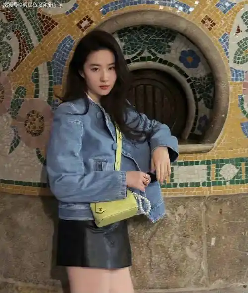 刘亦菲带火了一种新穿搭叫"牛仔 皮裙",踩短靴在西班牙压马路!