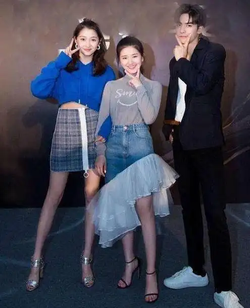 娱乐赵露思和关晓彤合影气质各有千秋明星电影文章小虾米