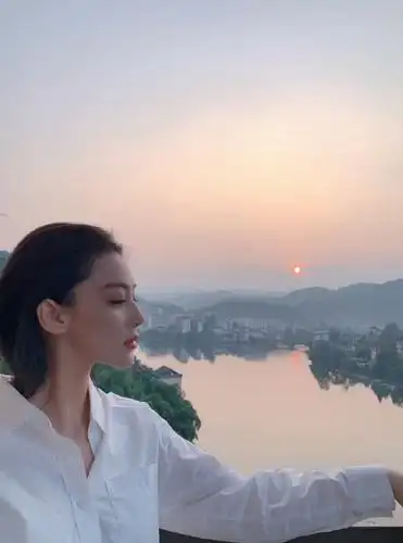 张馨予晒夕阳下侧颜当军嫂后气质大变清新淡雅有仙气儿