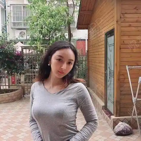 现在做了假体隆胸这么久了,有点超出预期了.捏起来软.