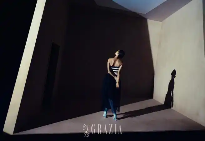 换上成套全新 2024 春夏高级成衣系列的实力女演员@辛芷蕾深具故事性