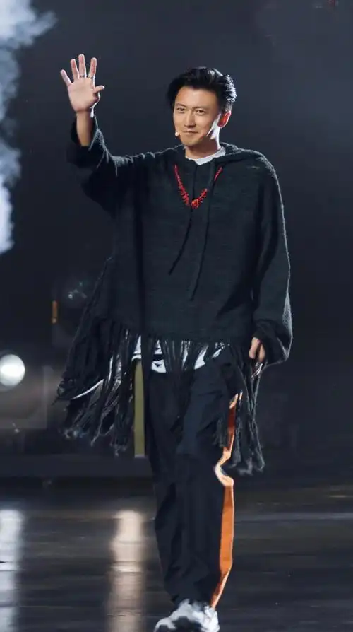 谢霆锋潮流造型,丸子头 西装,男人味十足!40岁变身潮男