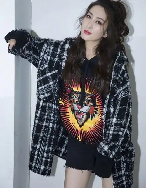 双节棍的牛仔短裤搭配狼头短袖马苏大秀迷人大波浪