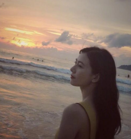 高圆圆晒出美照:跟大家在一起玩耍开心-258头条