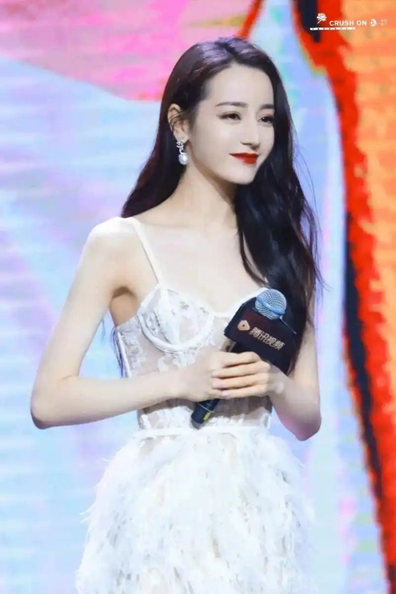 迪丽热巴壁纸:性感又不失温柔可爱  这么绝的美貌要让所有人看 - 抖音