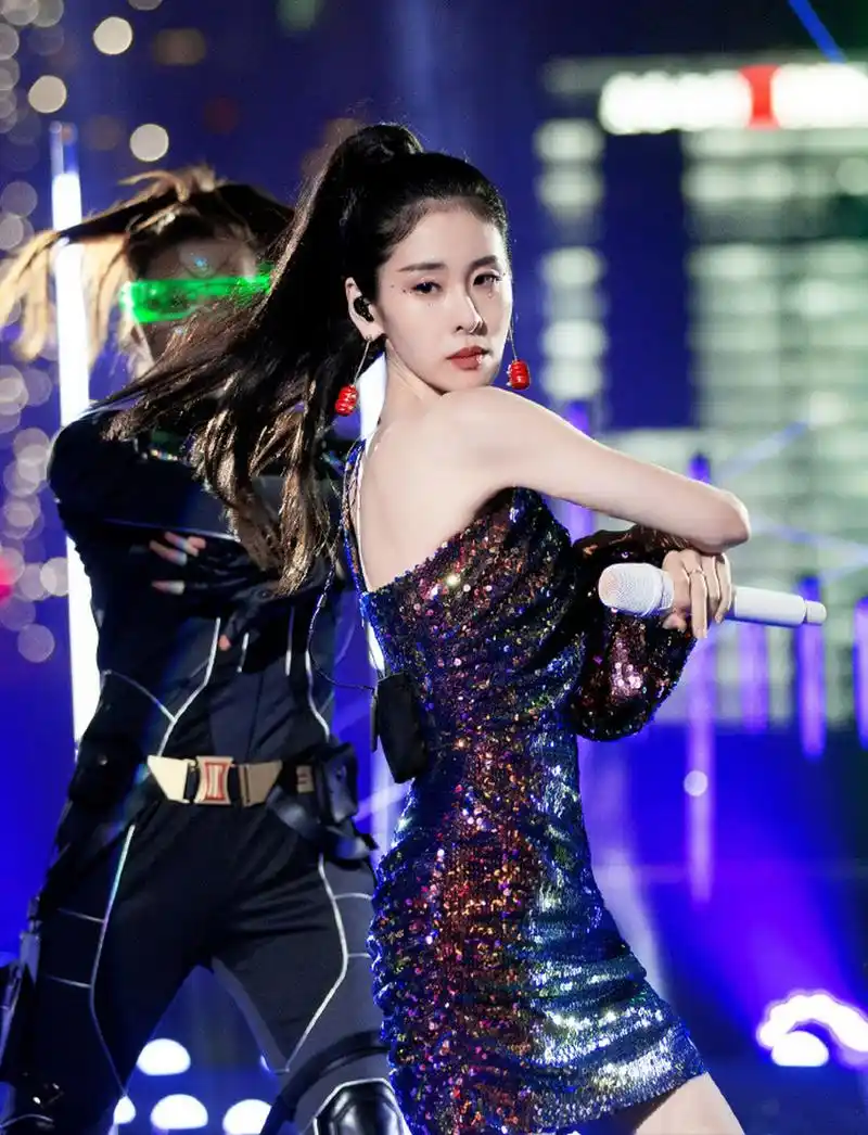 张碧晨酷炫营业,身穿彩色斜肩亮片裙搭配高马尾出尘绝艳,slay全场!