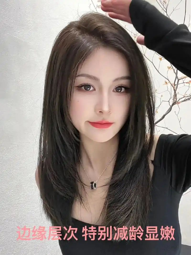 方圆脸女生最修饰脸型的中长发.