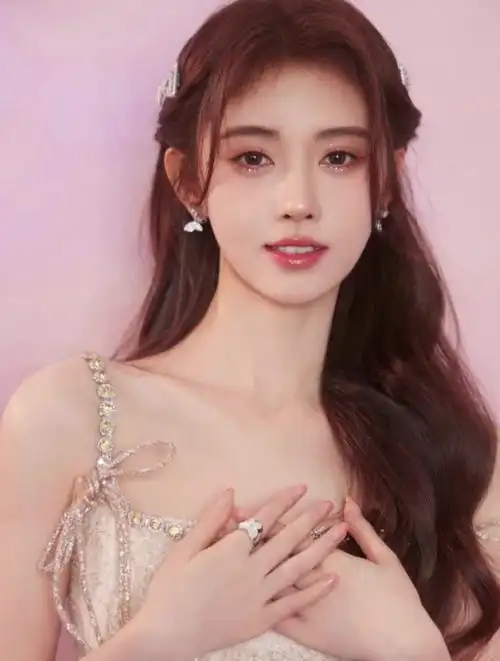 可爱娇俏的鞠婧祎,盛世容颜,精致锁骨,"宅男女神"名不虚传