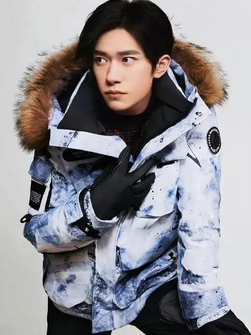 哇~易烊千玺代言波司登,秋冬可以get一波同款外套啦!