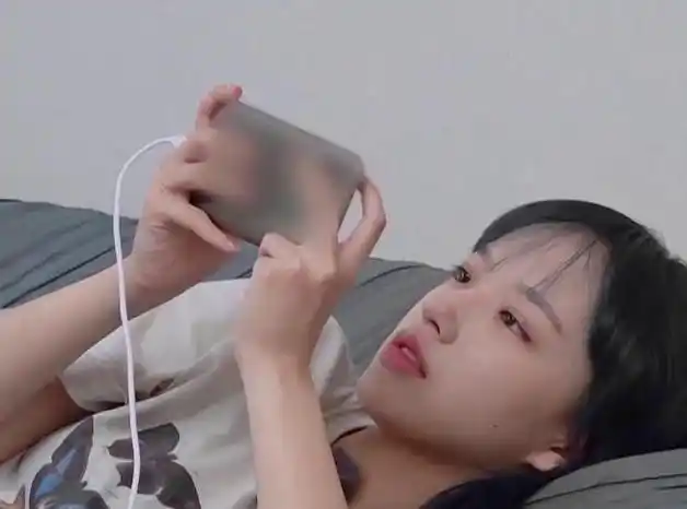 程潇宅家追剧,躺床上姿势很爷们,和舞台上的样子差别太大