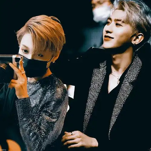 蔡徐坤对刘雨昕把手肘轻轻戳在.