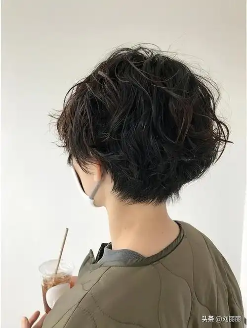 短发纹理烫:中年女性的时尚焕新之选|短发|发型_新浪新闻