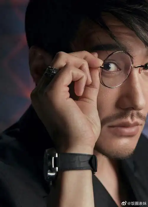 胡兵戴眼镜好a#胡兵金丝眼镜造型,有霸道总裁的感觉了,成熟男性的