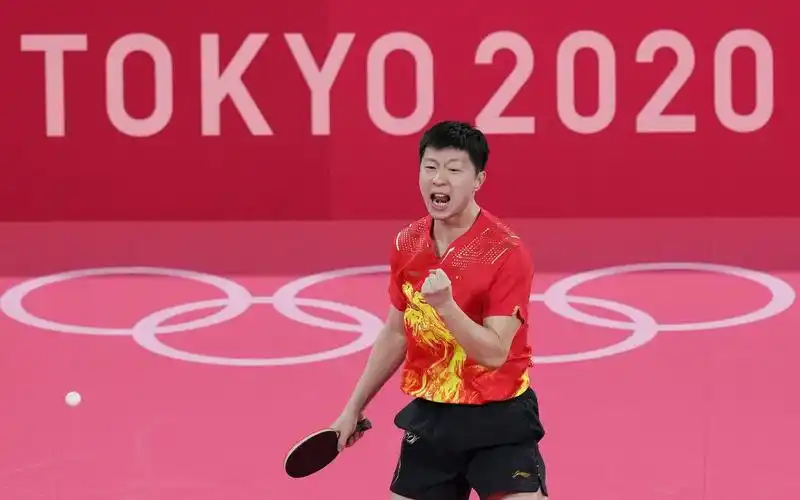 国乒队高能炫技张继科用脚打球乒乓球变成二人转