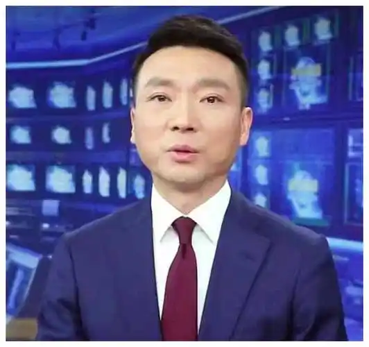 新闻联播主持人为什么不低头念稿?技巧胜过背诵._工作_专业_能力