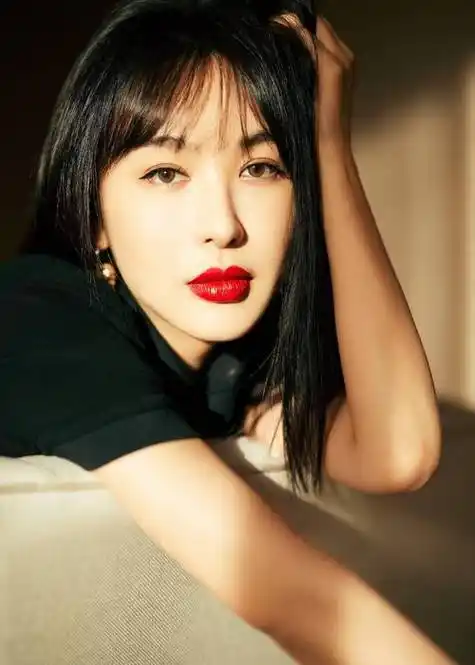 最近,李菲儿发布了一组绝美写真,展现了她的完美身姿和高贵气质.