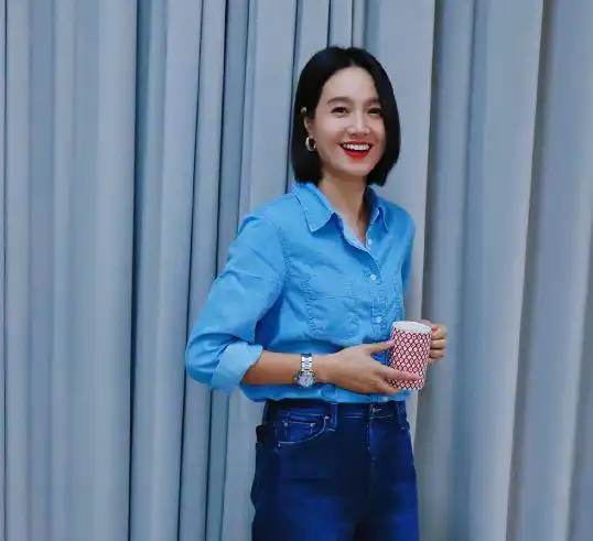 朱丹分享一家四口幸福生活周一围背影似女人儿子头发立正