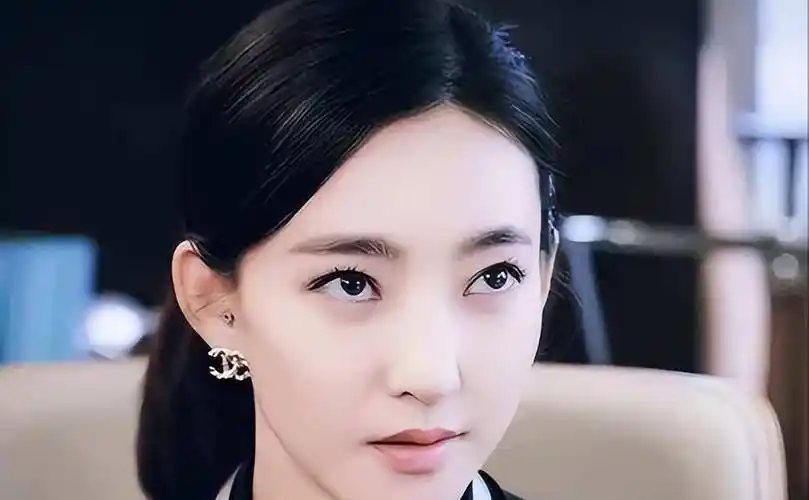 饰演黑帮大嫂的是气质美女王丽坤,看到白百何出场时,我更是直接惊掉了