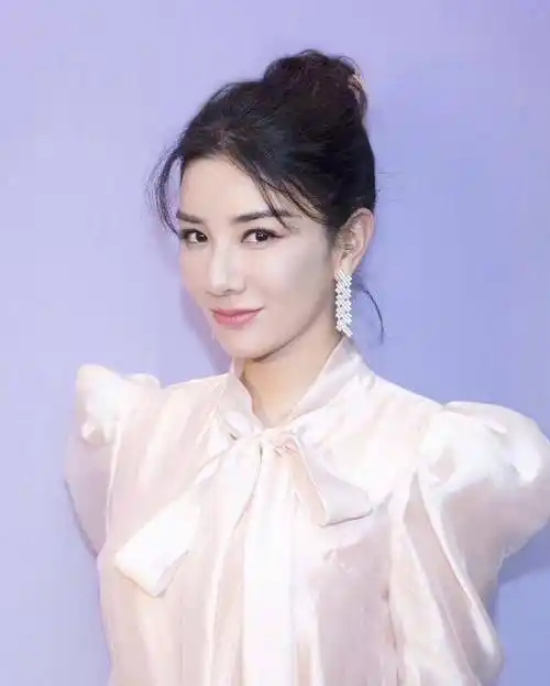 原创原创43岁黄奕撞脸王俊凯因原生家庭爱情不顺因两段婚姻断送了事业