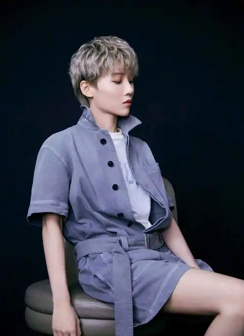 刘雨昕灰色牛仔连体衣搭配浅色短靴,复古率性