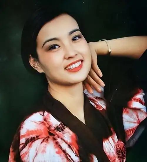 看了刘晓庆的旧照才明白姜文陈国军为啥前仆后继妩媚动人