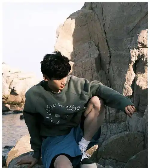 白敬亭芭莎踏浪大片出炉,腿毛浓密惹人注目,荷尔蒙大爆发_照片_少年