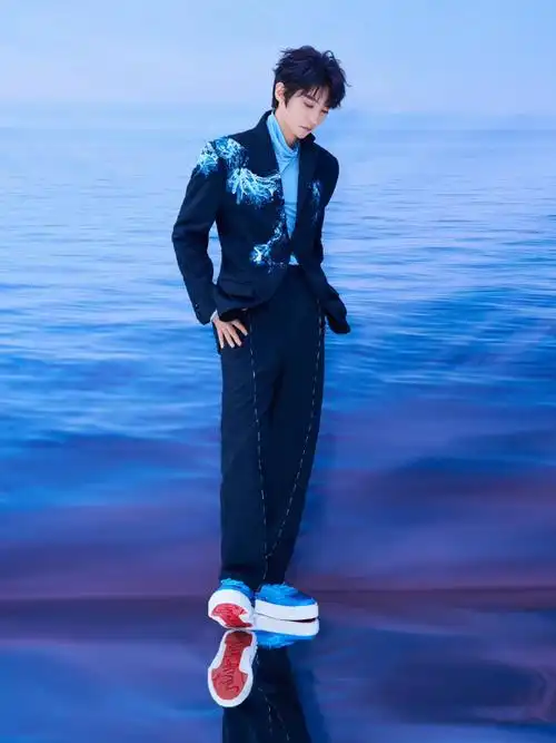 王俊凯蓝色刺绣西装##王俊凯又露红鞋底了