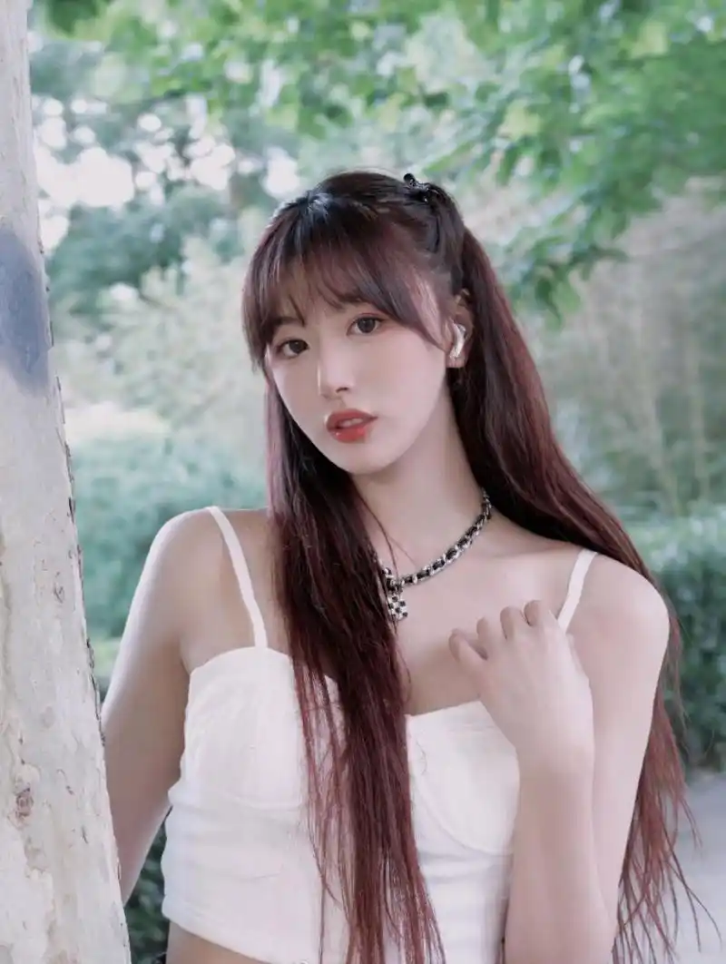孔雪儿白色吊带衣写真,披肩长发配精致锁骨,青春十足!