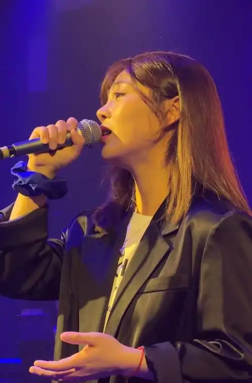 演唱会级别的现场live,近距离与知名女歌手互动,看着台下摇曳的灯海