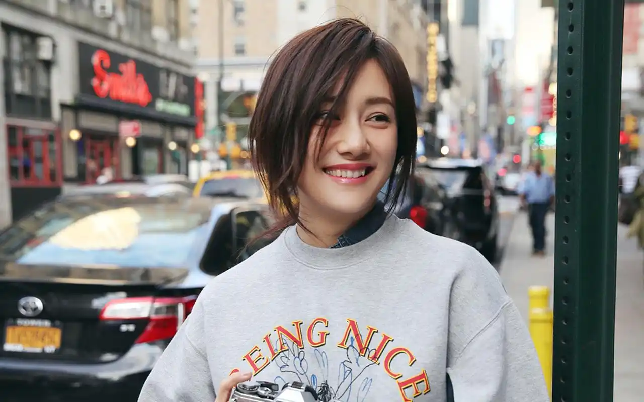 刘芸街拍图片高清电脑桌面壁纸-大陆明星-手机壁纸下载-美桌网