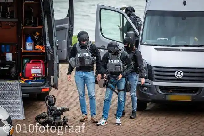 荷兰国家警察特别干预处dsi676767使用的各种无人机和投掷机器