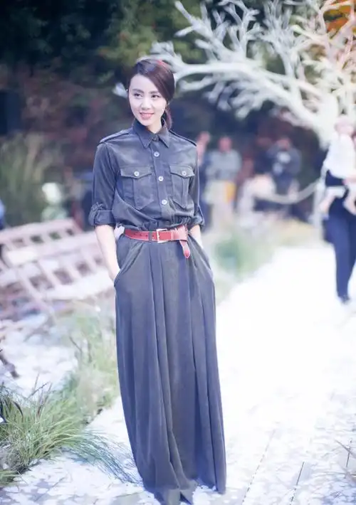 演员孙莉:嫁大6岁黄磊,婚后连生三胎,如今一家五口其乐融融