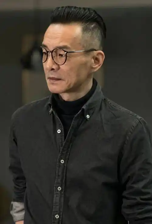 男人过了40岁,发型尽量不要留寸头,油头,换成这些