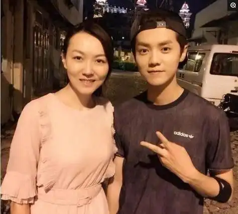 鹿晗为啥从不提父母从小不管是真的吗?鹿晗爸爸为什么不姓鹿姓徐