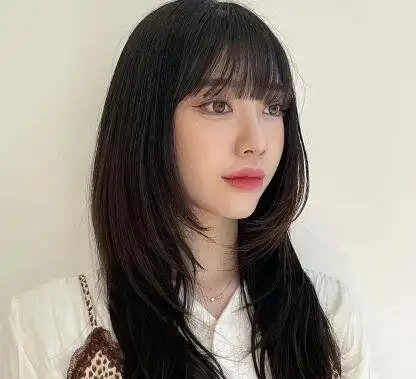 女生高层次齐刘海发型,个性优雅又甜美