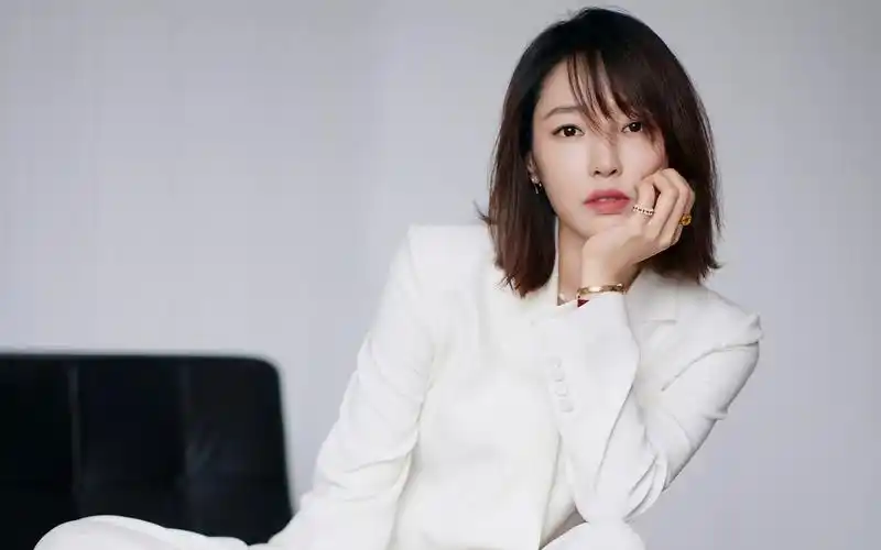 白百何西装短发干练高清桌面壁纸