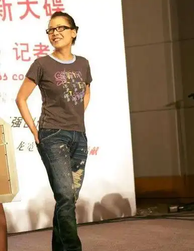 田震晒照很自然脸部下垂却很自信人老心不老