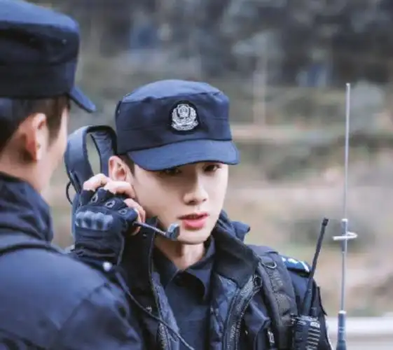 还有磕剧中cp 的糖了,不过剧情还是很好看的,而且白敬亭的警服也是真