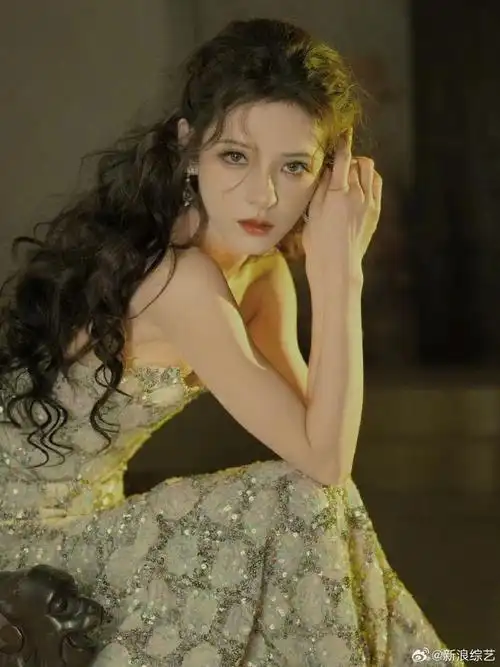 张予曦微博之夜第二套造型出图,亮片爆闪鱼尾裙搭配复古麦穗卷发型