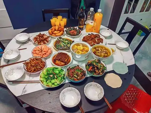 一桌丰盛的年夜饭菜