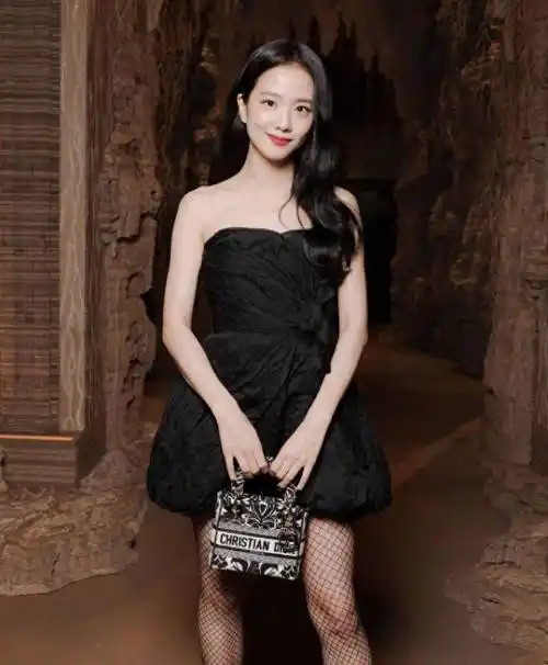 机场身边只有助理一人引热议_金智秀_消息_两个女孩