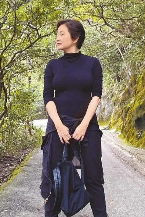 林青霞活的真实,皱纹不掩饰身材还臃肿,但比那些扮嫩的好太多!