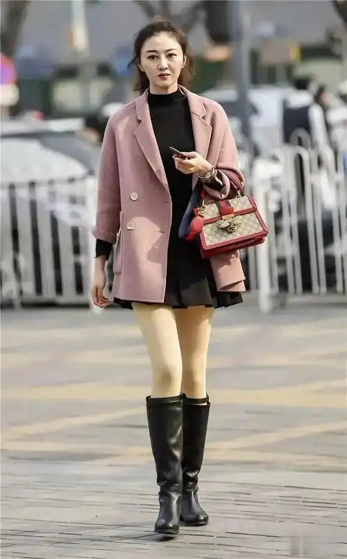 街拍短裙配长靴衣冠楚楚仙姿玉色满满元气少女范