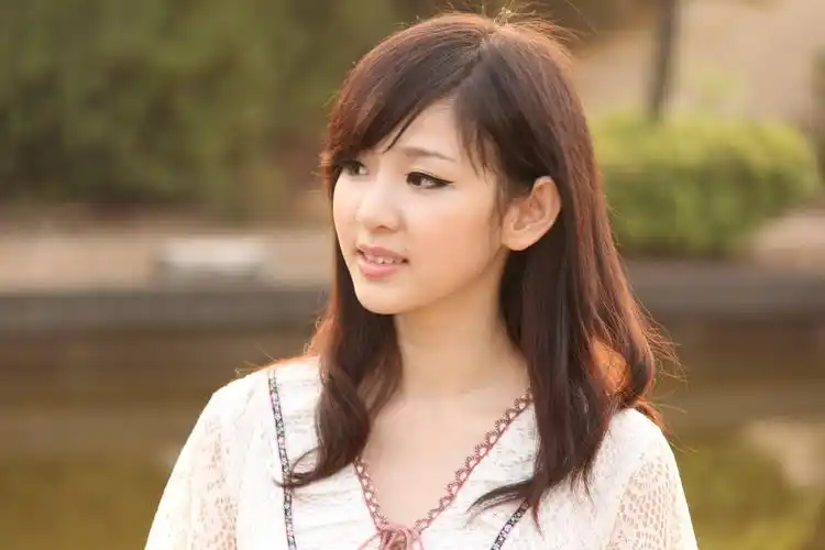 2020-03-25 15:42                          素材图片中人物头发的