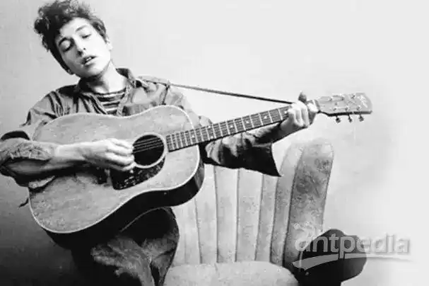 从上世纪到如今,鲍勃·迪伦为人熟知的更多还是一个摇滚歌手.