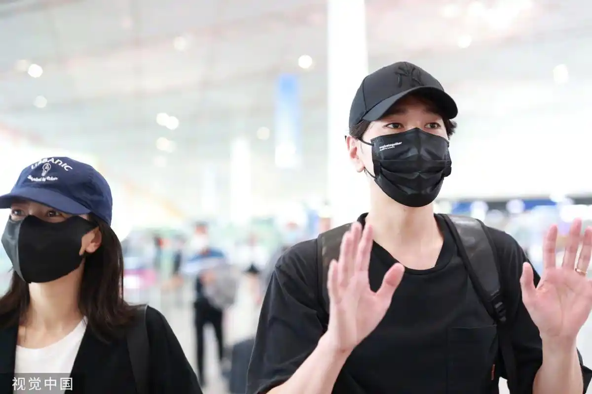 高圆圆赵又廷夫妻二人机场街拍,二人都是黑色系着装,情侣装感很强