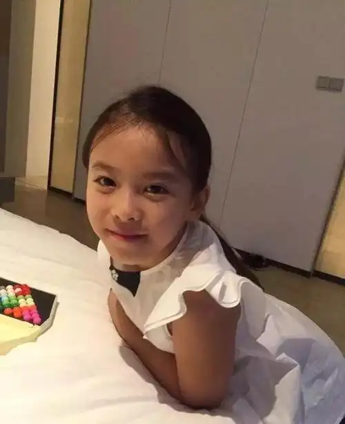 还有网友把刘涛和王紫嫣的照片做了一个对比,两人简直一模一样,不难猜